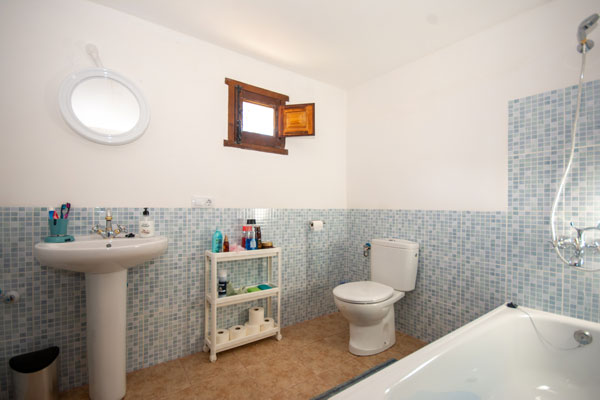 _DSC9737-2 Main Bathroom