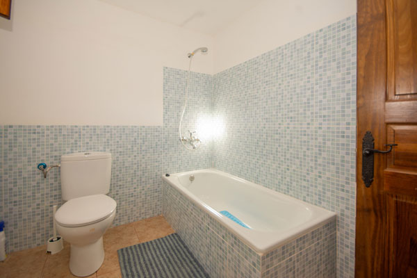 _DSC9739-2 Main Bathroom